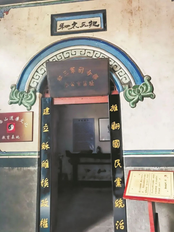 武当山是红色的