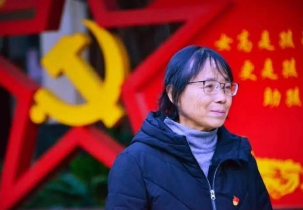 《新周刊》将李靓蕾跟张桂梅、王亚平共同列为女性榜样,是何居心?