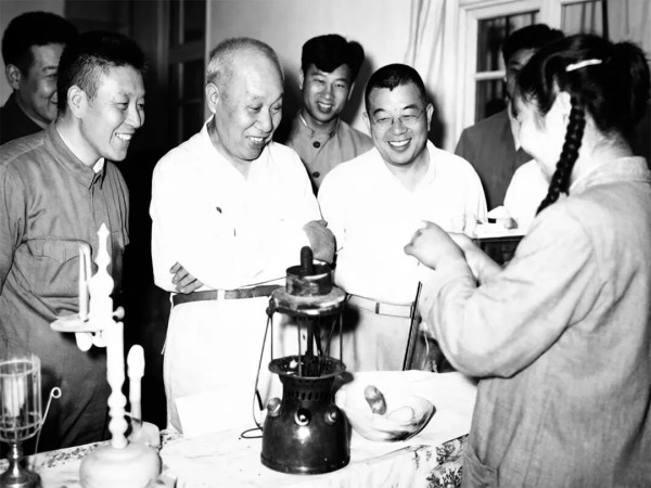 董老关心民生二三事