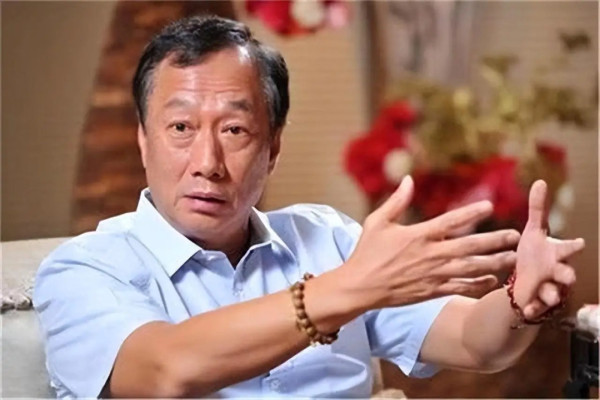 郭台铭回大陆砸10亿,他现在应该想明白,谁才是赏饭吃的