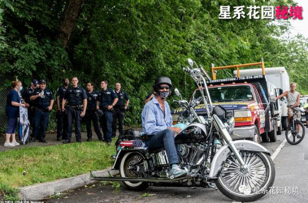 川普大厦门口成“角斗场”!白市长亲手画下的“黑命贵”大街聚集了双方激动的人群…