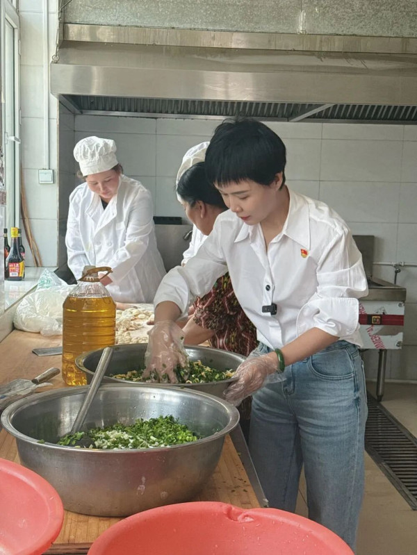 追忆贺娇龙：“我的流量是服务于老百姓的”