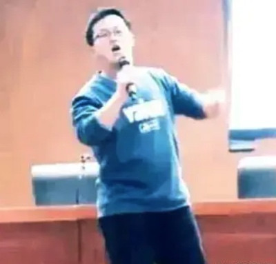留美大学生力挺安徽高中生:就应该从“陈宏友”们手里抢过话筒来