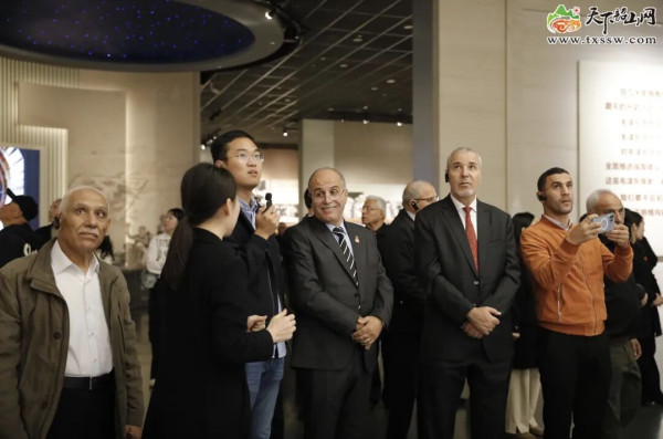 阿尔及利亚已将毛主席的文章列入中学教材
