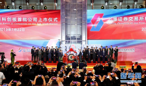 以习近平为核心的党中央引领经济高质量发展