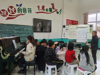 革命后代邓小岚倾尽生命培塑红色少年: 少年红,则中国红