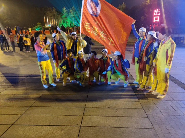 直击韶山：老人卧病在床前往、千人包专列到来，万人同唱东方红！