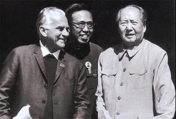 胡新民：毛主席是怎样积极开拓外交，打破外部封锁的？