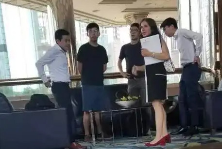 “颜色革命”中的反对派都有着高度一致的标签
