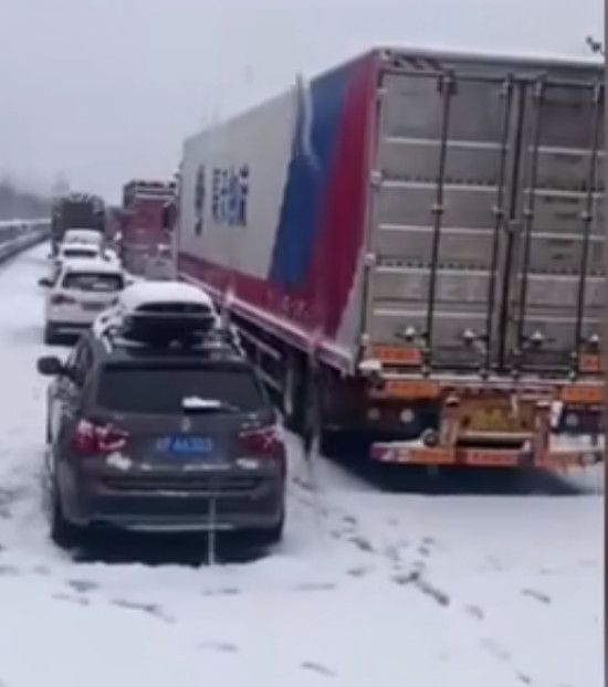 大雪冻住了湖北高速，却冻不住湖北人民的热心肠！