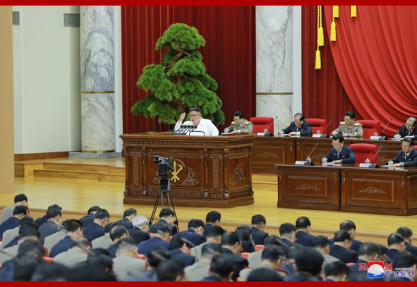 金正恩作报告:朝鲜决定再次开展艰苦长久斗争