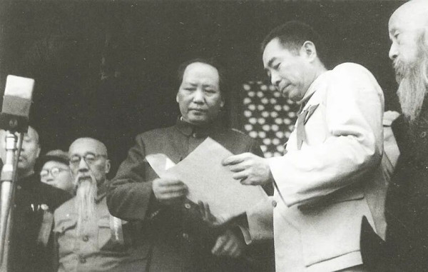 周恩来在历史转折时刻
