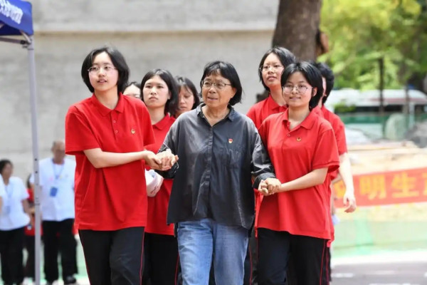 见到他，张桂梅老师哭了
