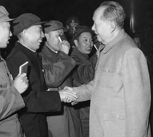 共和国首任农垦部长王震，临终嘱托把骨灰撒在北大荒