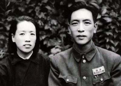 他是没有军衔的国防部部长,曾担任副总理,四个孩子无人为官