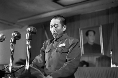 一套中山装穿了20多年,他将骨灰留在西北边疆,“永远为中华民族站岗”