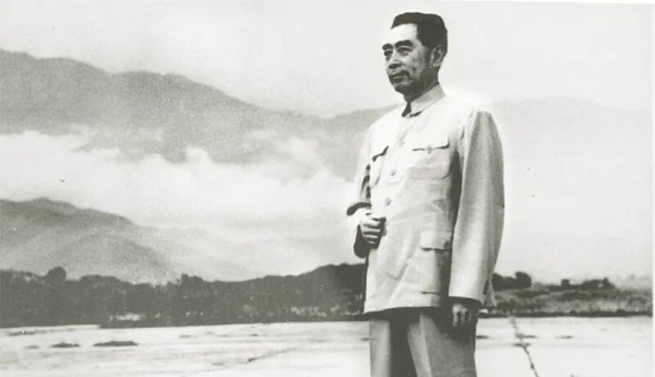 周恩来在历史转折时刻