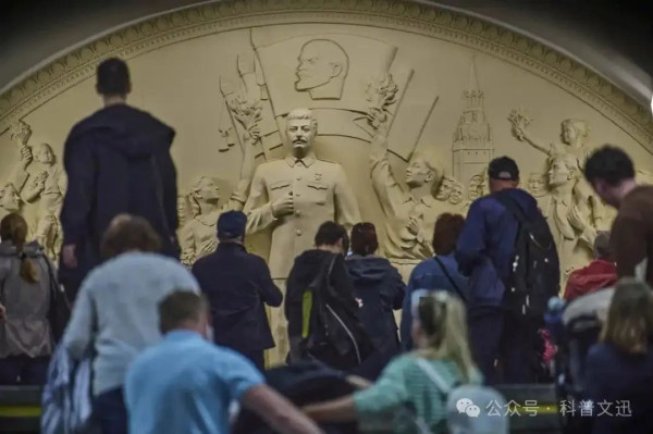斯大林的雕像在莫斯科地铁揭幕意味着什么?