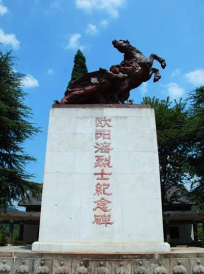 欧阳海：舍命拦惊马挽救千余名旅客生命
