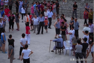 中国大妈被捕,居然牵扯出两万间谍,老美为中国情报有多疯狂?