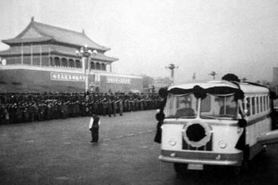 00后喊话政协委员“赔我纸巾”,原来是为周总理泪奔了……