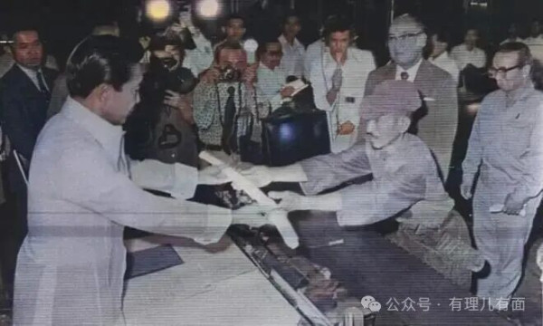 日本足球运动员与战犯合影：体育无国界，但历史有底线！