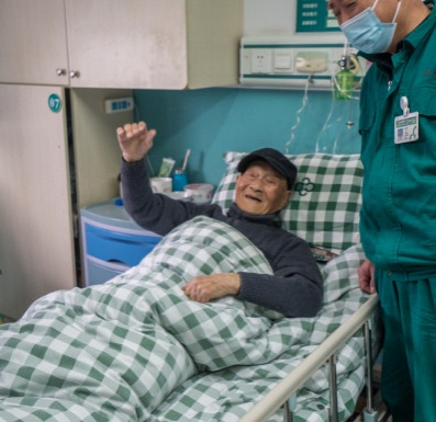 97岁老人的CT片上拍出一颗子弹,医生吓了一跳……