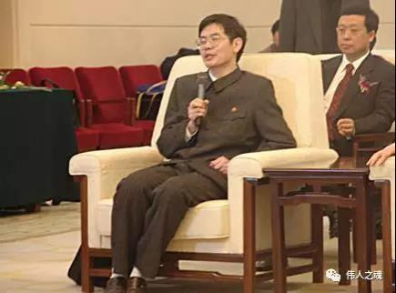 有个佩戴毛主席像章的代表
