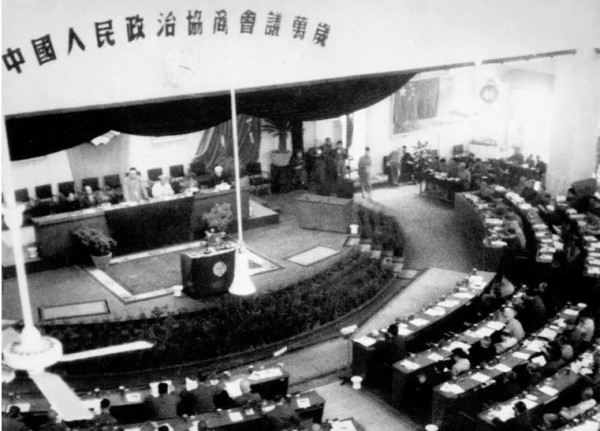 宋庆龄出席第一届人民政协会议,毛泽东穿中山装换皮鞋迎接