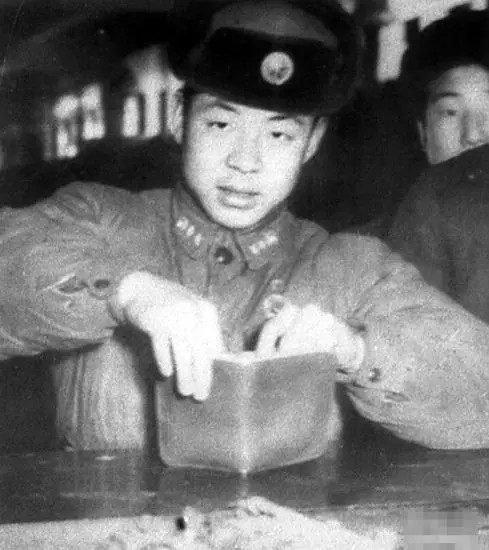 老梁,来看看你抹黑攻击的雷锋到底是个怎样的人!