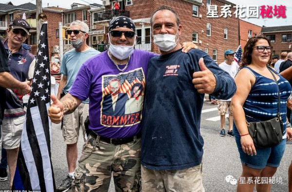 川普大厦门口成“角斗场”!白市长亲手画下的“黑命贵”大街聚集了双方激动的人群…