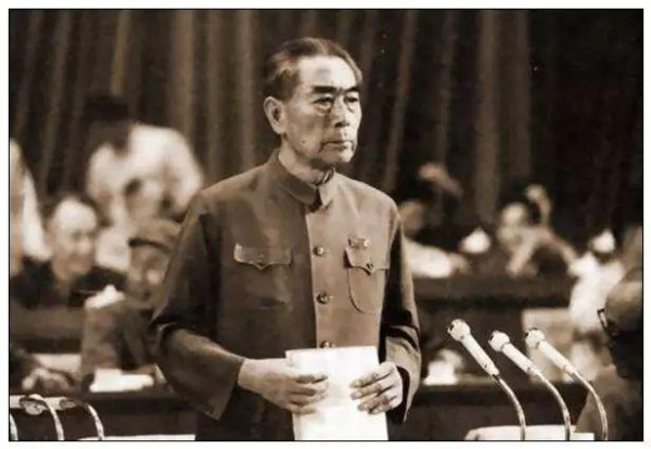 00后喊话政协委员“赔我纸巾”,原来是为周总理泪奔了……