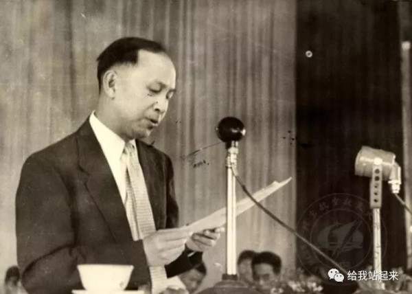 被美国软禁的钱学森发现一张毛主席合照,眼含热泪:这下有救了