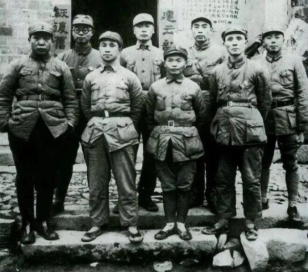 “休怪我陈毅无礼！”陈毅接过驳壳枪“叭”的一声