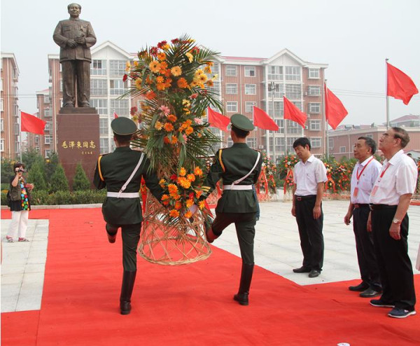 刘现庄隆重举行毛泽东主席铜像揭幕暨刘现庄红色文化广场落成典礼仪式