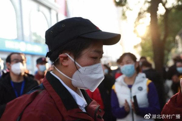 湖南医疗队戴毛主席像章返程，来送别的区长已戴43天！