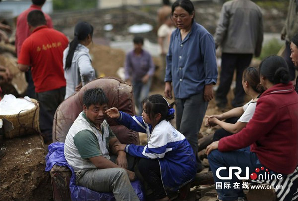 云南地震最新消息:遇难人数增至410人 万名官兵救援