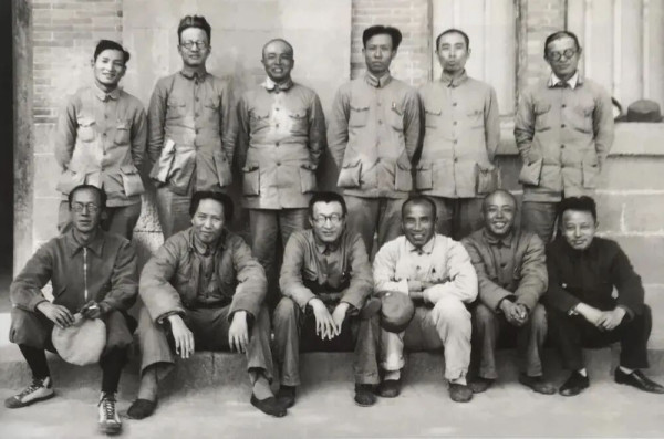 陈云的办公桌玻璃板下为何总有一张气候情况表？