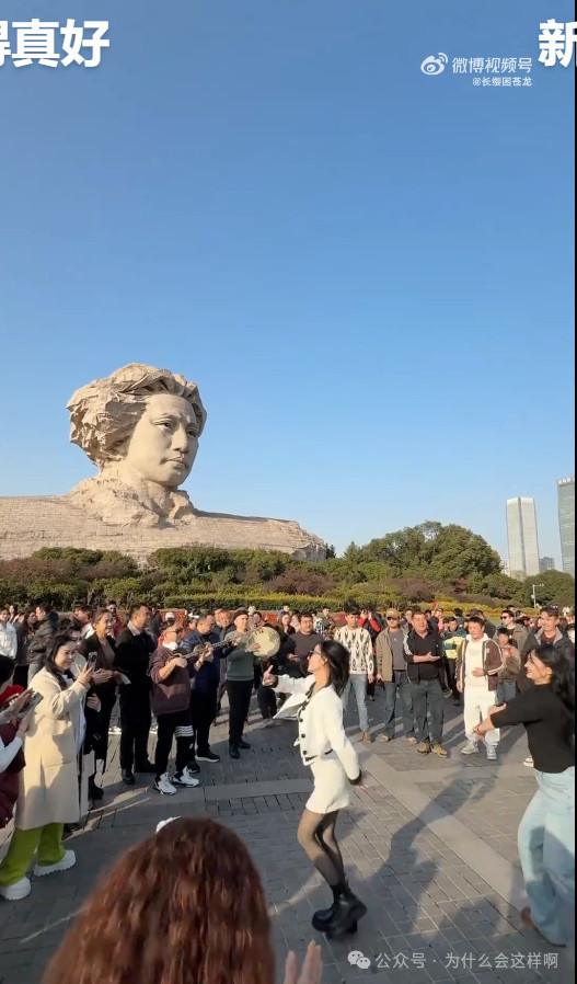 新疆游客在毛主席像下载歌载舞,或许他们最懂得解放的含义