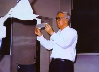 毛主席拍着他的肩膀说:“你也是苦出身,希望你为我们培养出些好学生来!”他做到了!