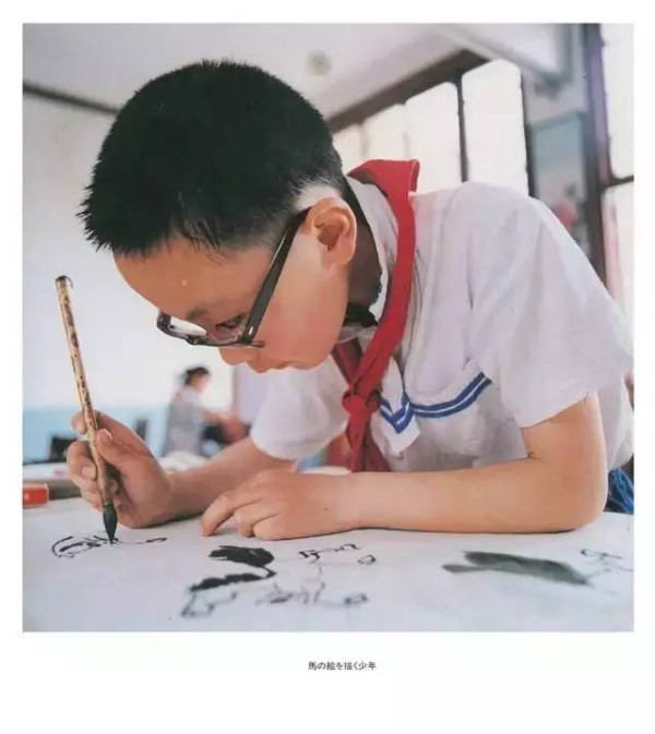 日本摄影家说:根本不用抓拍,1980年代的中国儿童每一个都那么纯真