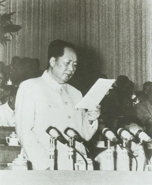 毛主席为加强党的先锋队先进性建设上开创了哪些先河？