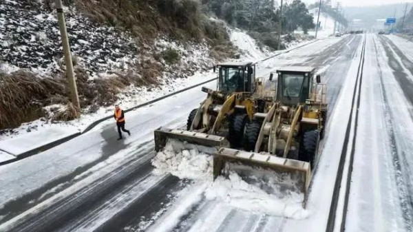 大雪冻住了湖北高速，却冻不住湖北人民的热心肠！