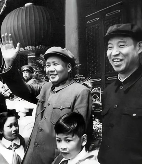 何必动辄就说“与国际接轨”？毛主席告诉世界：要学会与中国接轨