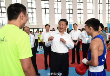 习近平看望青奥会中国体育代表团:我年轻时练过拳击