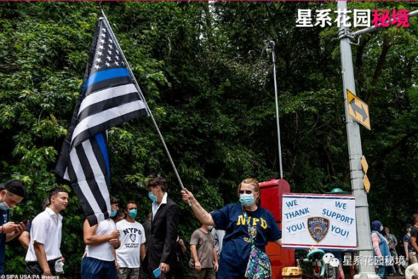 川普大厦门口成“角斗场”!白市长亲手画下的“黑命贵”大街聚集了双方激动的人群…