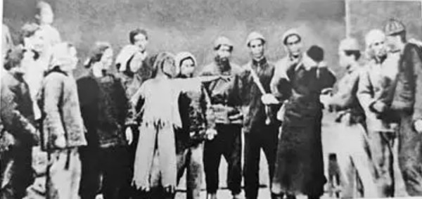 从炊事员怼贺敬之“等你把黄世仁枪毙了再给你菜吃”说起