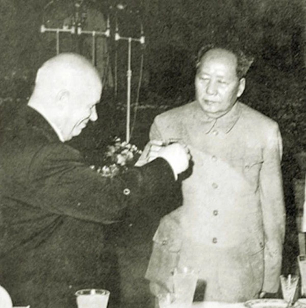赫鲁晓夫全盘否定斯大林后,毛主席认为既揭了盖子也捅了娄子,继而认识到其政治品质不好