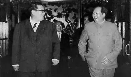 毛主席不懂经济建设？是他不懂，还是你们不懂他？
