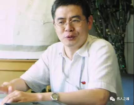 有个佩戴毛主席像章的代表